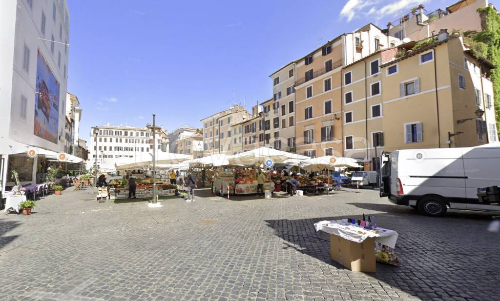 negozio in affitto a Roma in zona Rione Regola