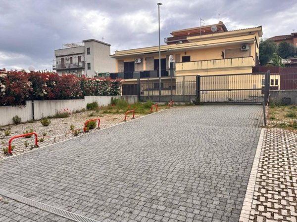 negozio in affitto a Roma in zona Casal Morena