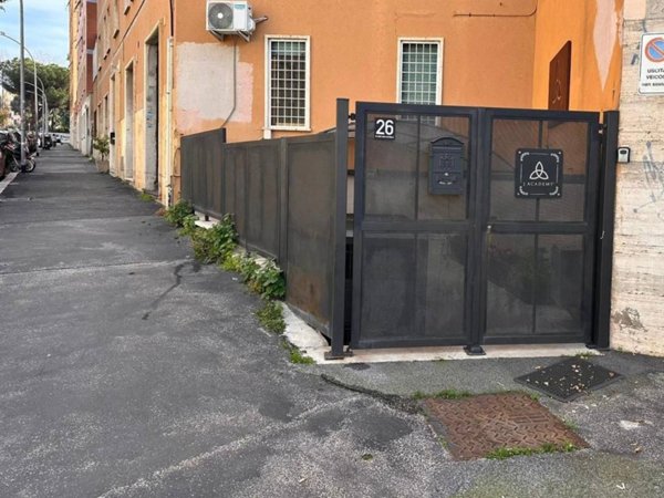 negozio in affitto a Roma in zona Appio Latino