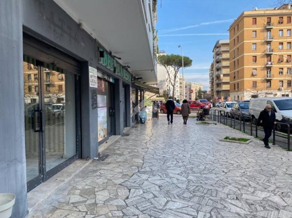 negozio in affitto a Roma in zona Cinecittà