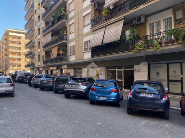 negozio in affitto a Roma in zona Tuscolano