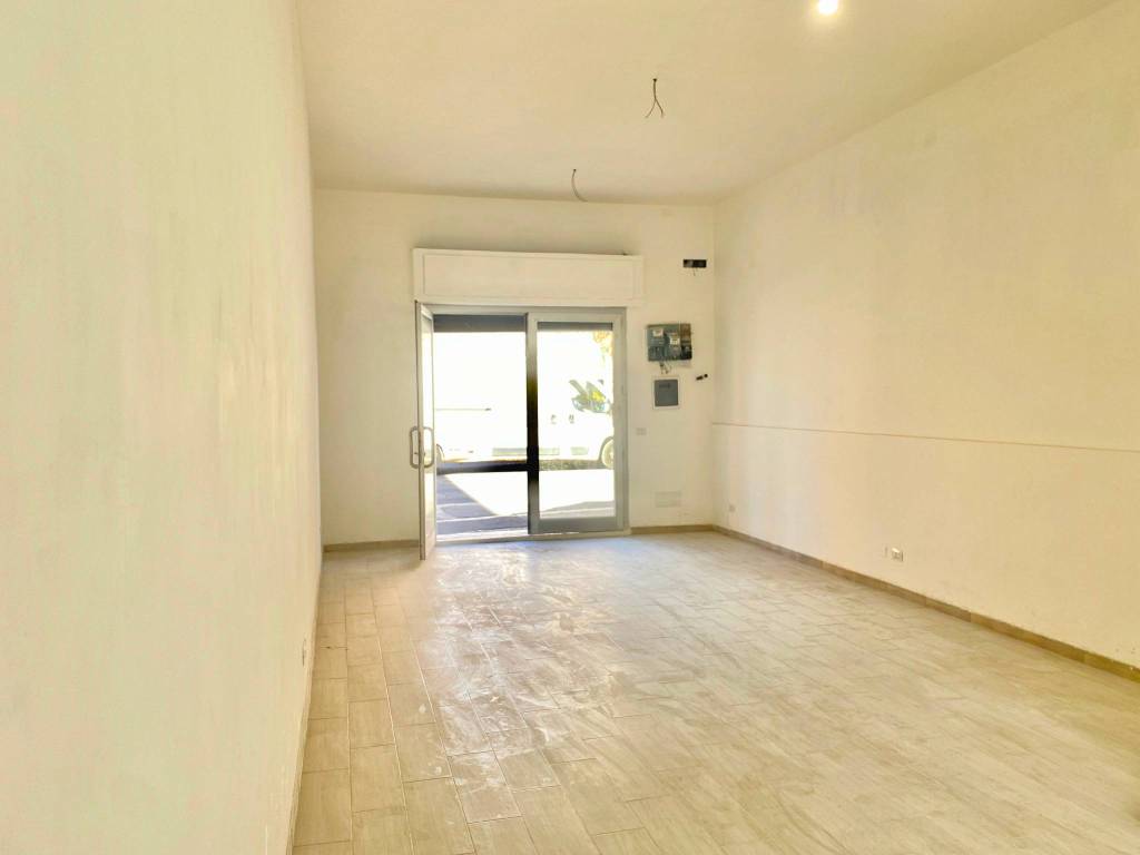 negozio in affitto a Roma in zona Tuscolano
