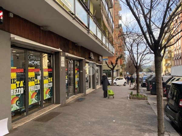 negozio in affitto a Roma in zona Appio Latino