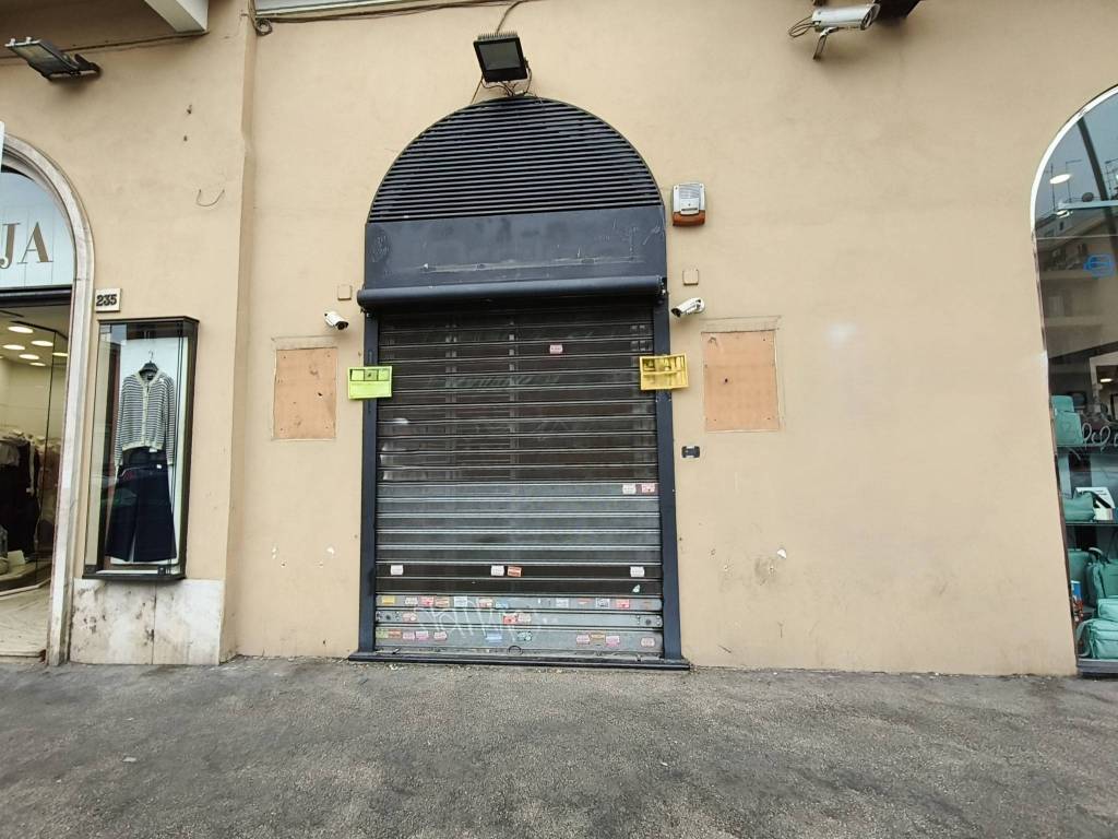 negozio in affitto a Roma