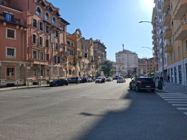 negozio in affitto a Roma in zona Appio Latino