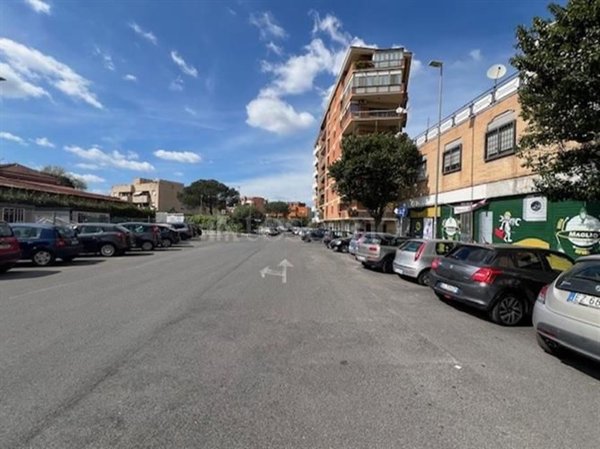 locale commerciale in affitto a Roma in zona Tuscolano