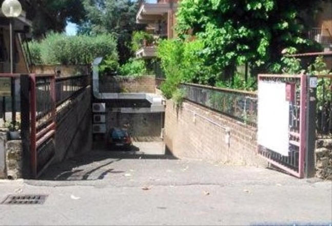 negozio in affitto a Roma in zona Osteria del Curato