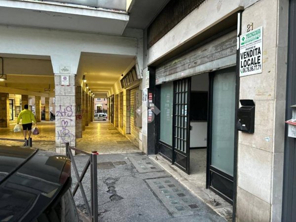 negozio in affitto a Roma in zona Tuscolano