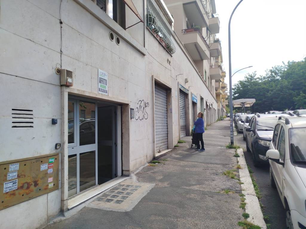 negozio in affitto a Roma in zona Tuscolano