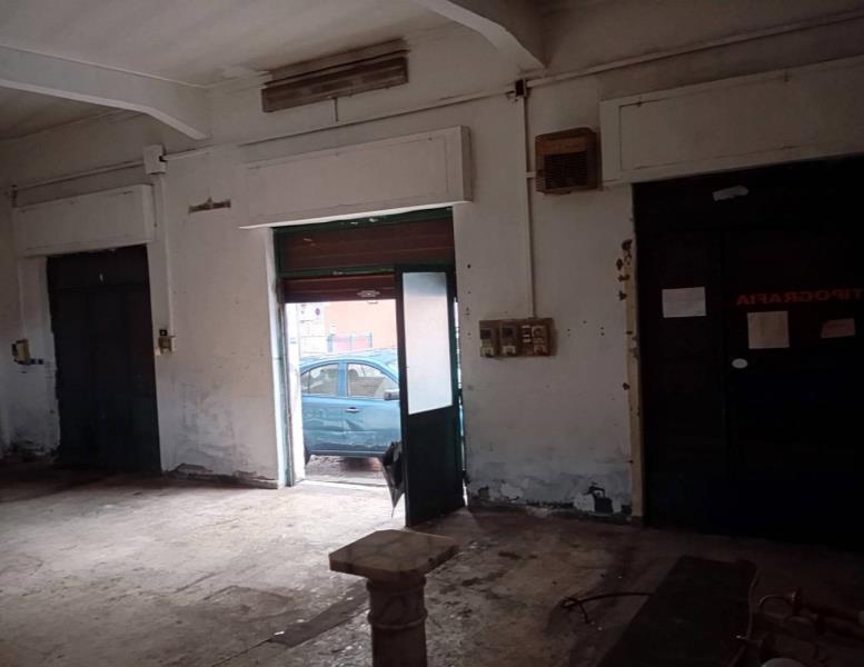 negozio in affitto a Roma in zona Tuscolano