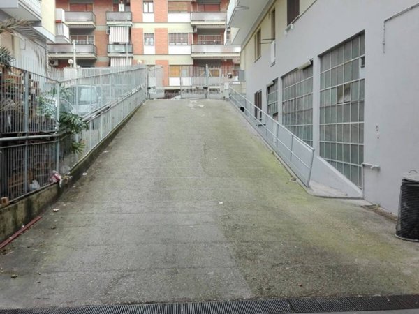 locale commerciale in affitto a Roma in zona Tuscolano