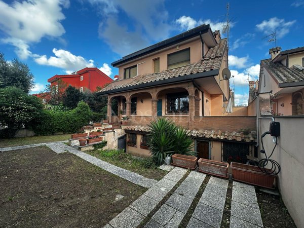 casa indipendente in affitto a Roma in zona Axa
