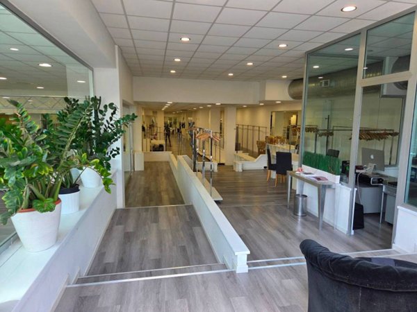 negozio in affitto a Roma in zona Tomba di Nerone