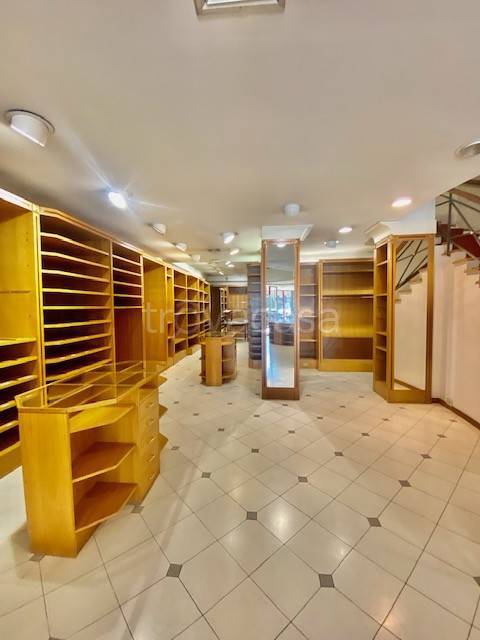 negozio in affitto a Roma