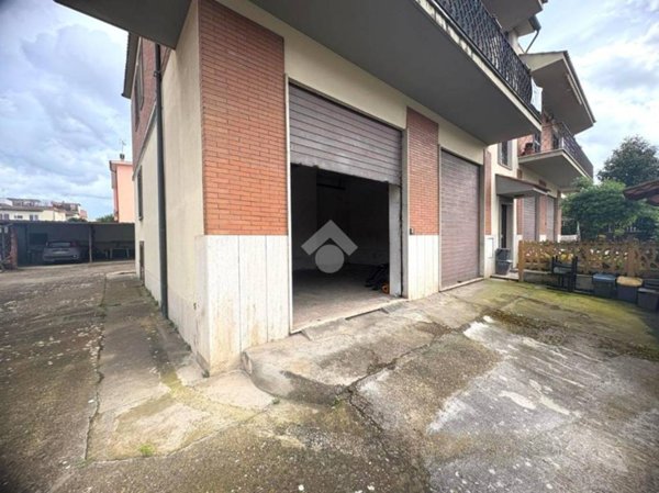 negozio in affitto a Roma in zona Finocchio