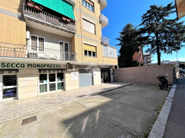 negozio in affitto a Roma in zona Primavalle