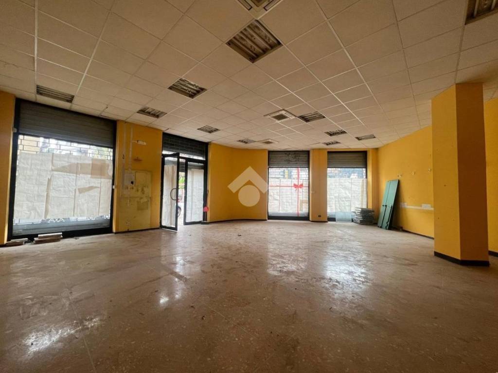 negozio in affitto a Roma in zona Appio Latino