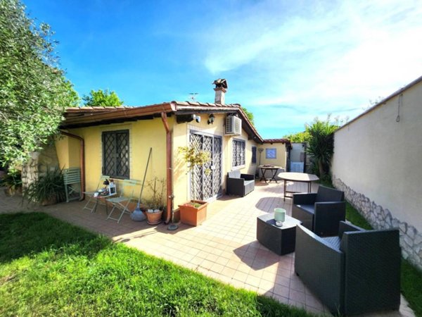 casa indipendente in affitto a Roma in zona Castel Fusano