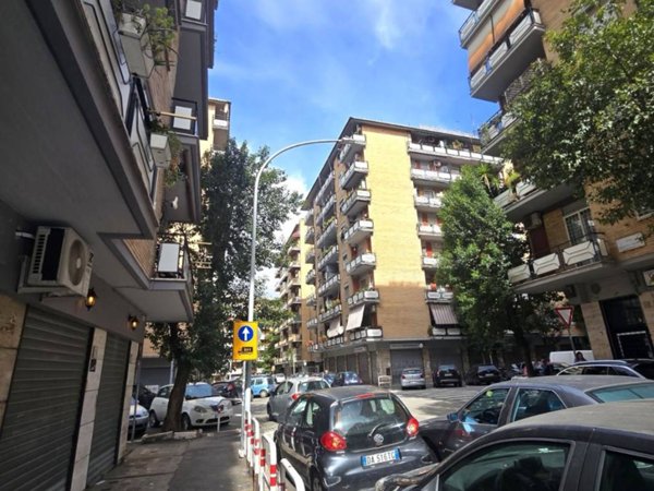 negozio in affitto a Roma in zona Tuscolano