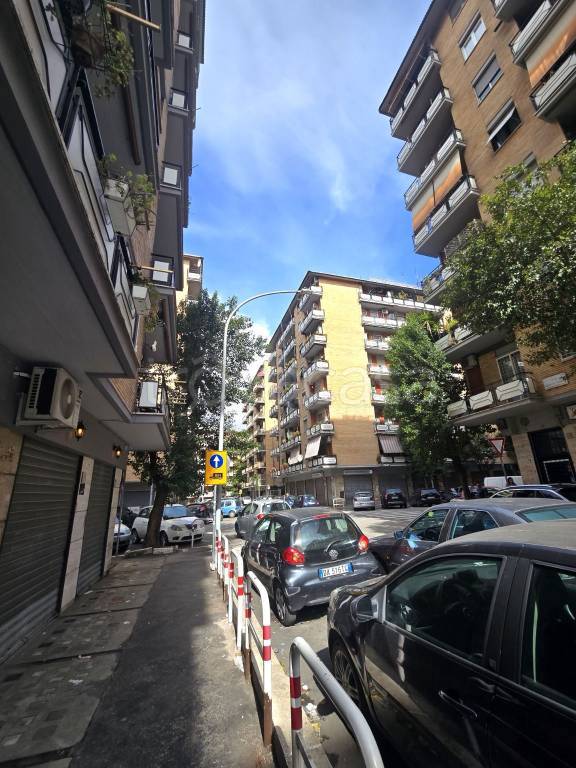 negozio in affitto a Roma in zona Tuscolano