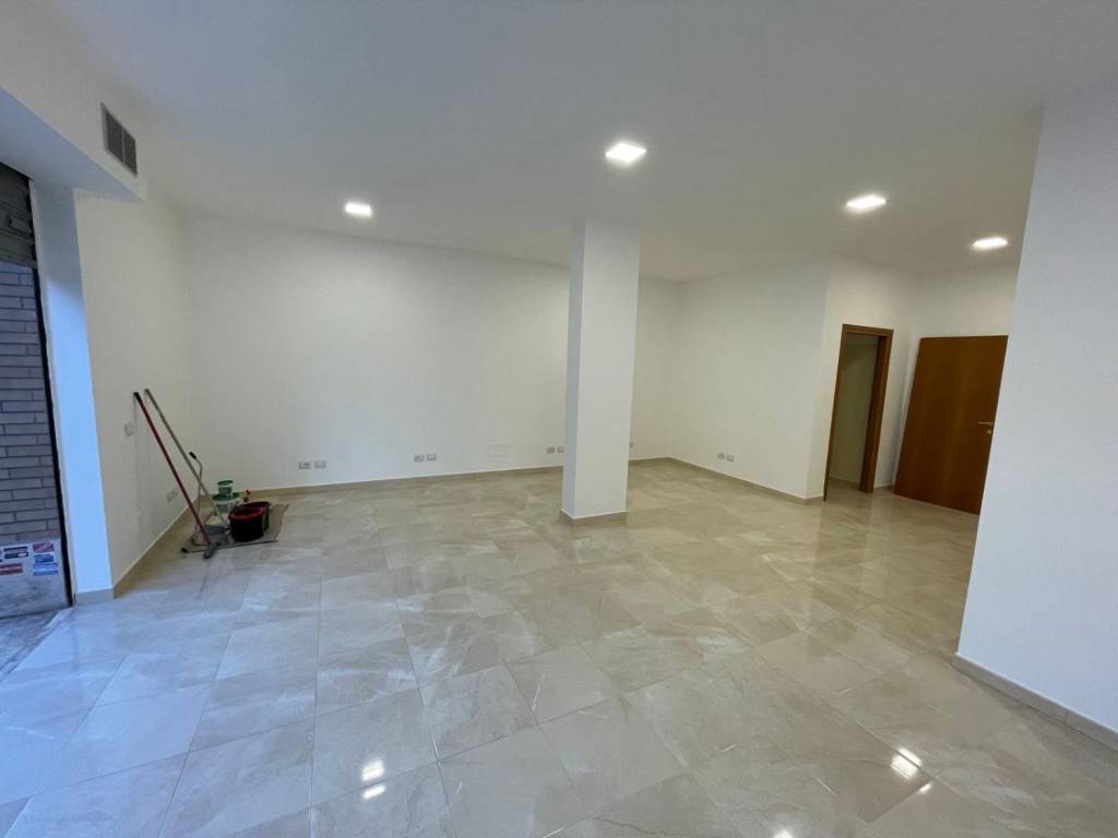 negozio in affitto a Roma in zona Romanina