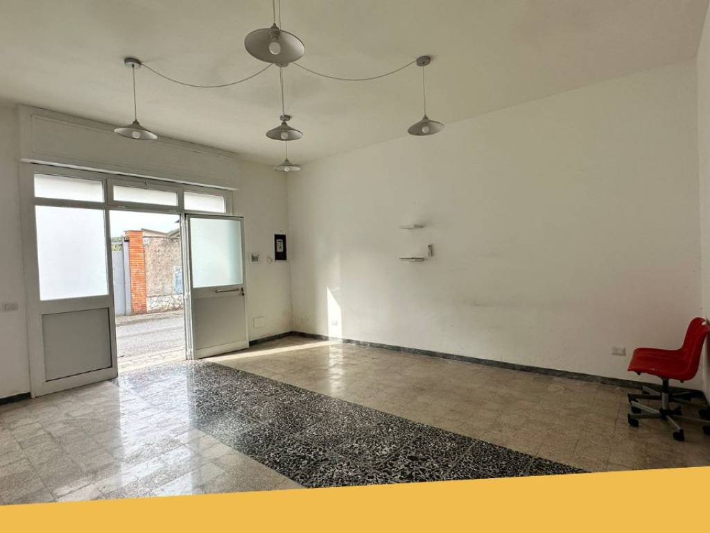 negozio in affitto a Roma in zona Appio Latino