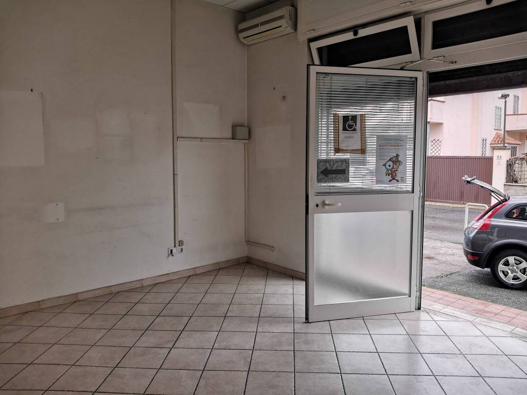 negozio in affitto a Roma in zona Acilia