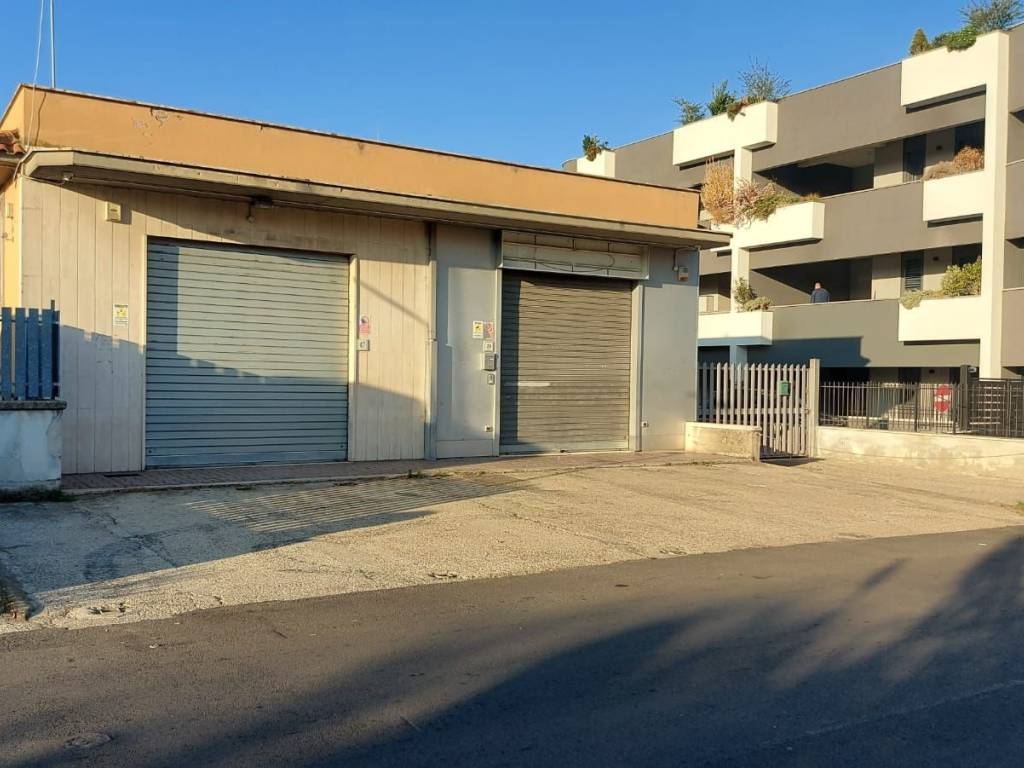 negozio in affitto a Roma in zona Tor Bella Monaca