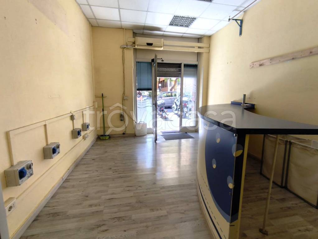 negozio in affitto a Roma in zona Appio Latino