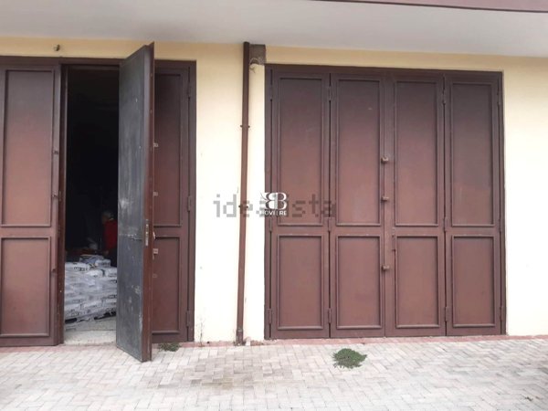 locale di sgombero in affitto a Roma in zona Finocchio