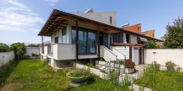casa indipendente in affitto a Roma in zona Casal Palocco