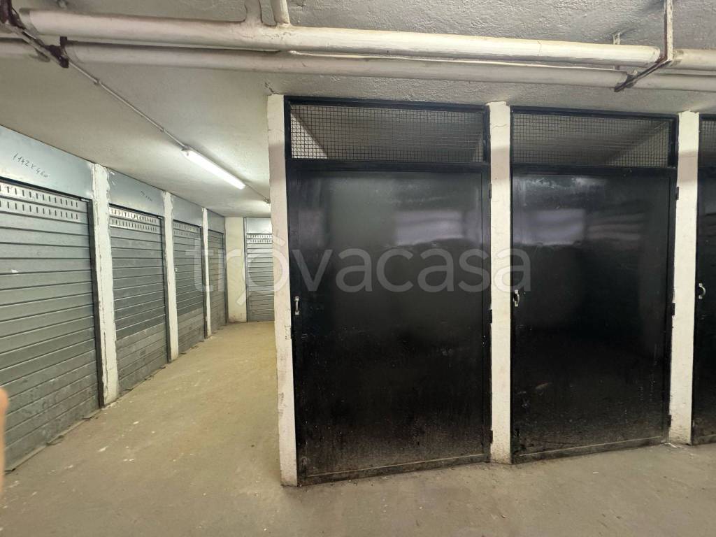 locale di sgombero in affitto a Roma in zona Cinecittà
