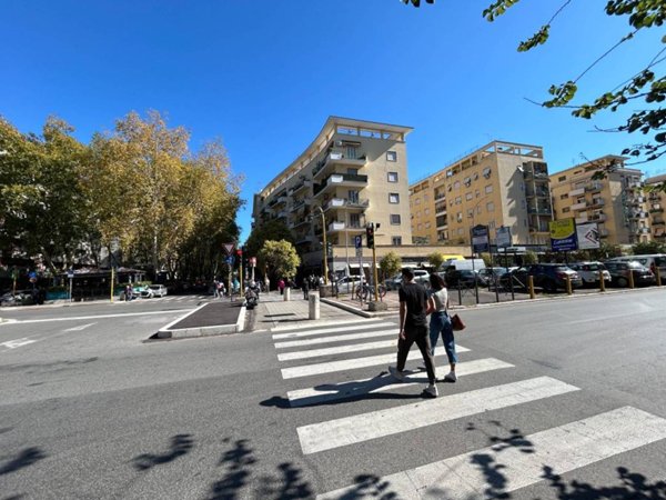 negozio in affitto a Roma in zona Cinecittà