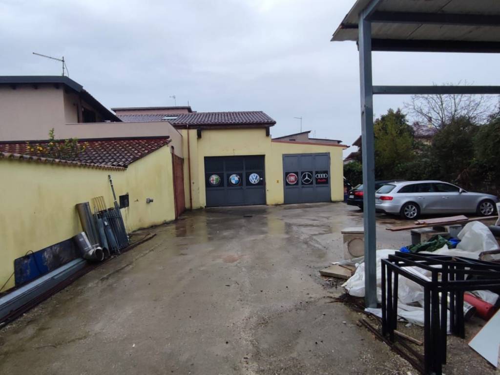 locale commerciale in affitto a Roma in zona Castelverde