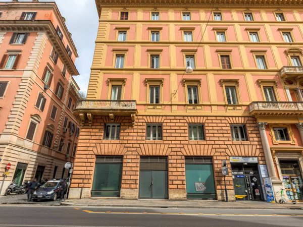 negozio in affitto a Roma in zona Rione di Ponte