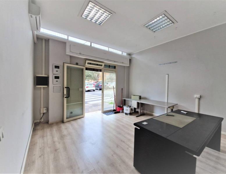 negozio in affitto a Roma in zona Appio Latino