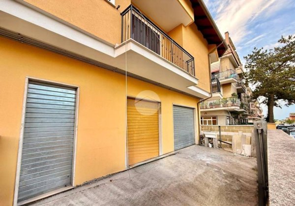 negozio in affitto a Roma in zona Colle Prenestino
