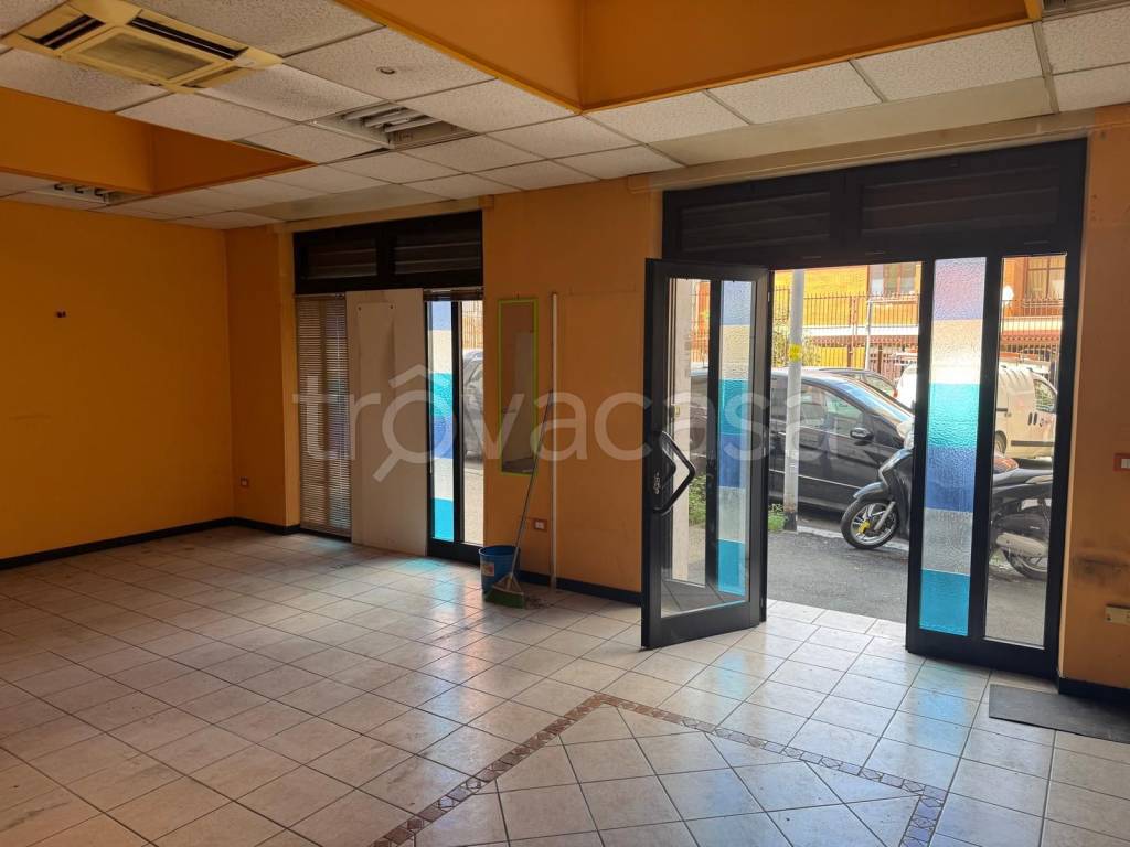 negozio in affitto a Roma in zona Tuscolano