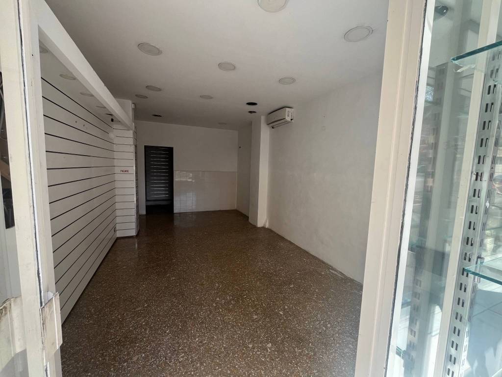 negozio in affitto a Roma in zona Appio Latino