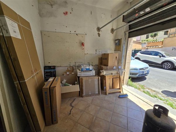 locale di sgombero in affitto a Roma in zona Primavalle
