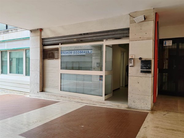 negozio in affitto a Roma in zona San Basilio