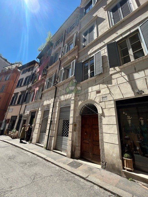 locale commerciale in affitto a Roma in zona Parione/Sant'Eustachio