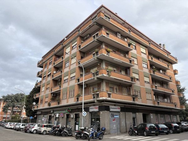 negozio in affitto a Roma in zona Tuscolano