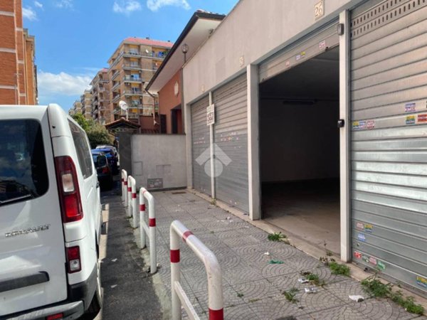 negozio in affitto a Roma in zona Tuscolano