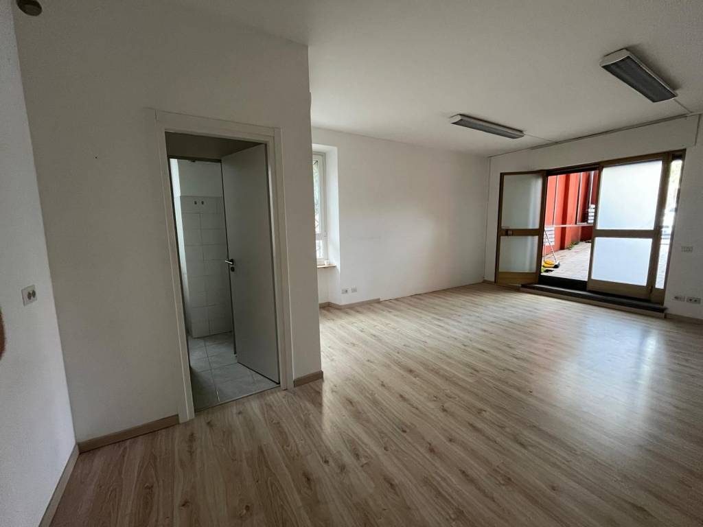 negozio in affitto a Roma in zona Appio Latino