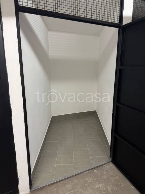 locale di sgombero in affitto a Roma in zona Cinecittà