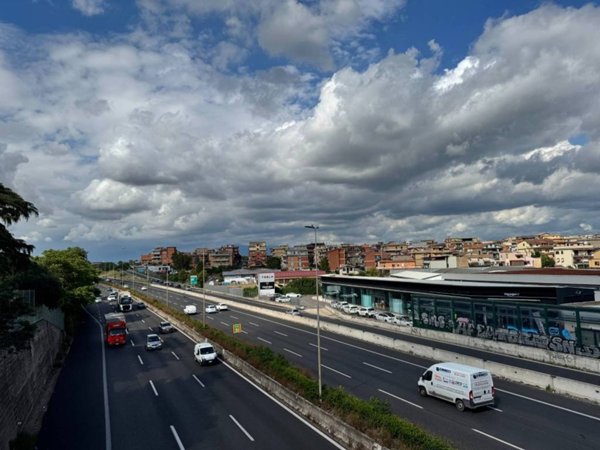 negozio in affitto a Roma in zona Torre Angela