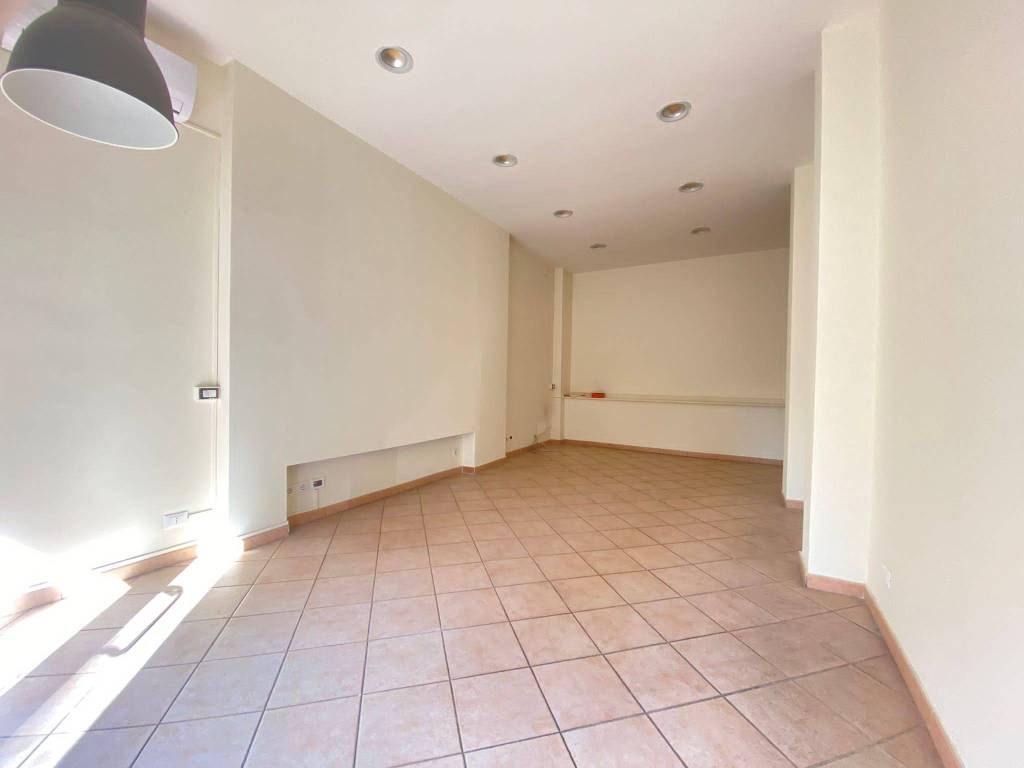 negozio in affitto a Roma in zona Appio Claudio