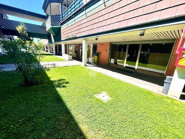 negozio in affitto a Roma in zona Axa