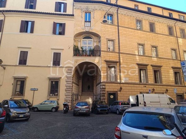 quadrivano in affitto a Roma in zona Rione Regola